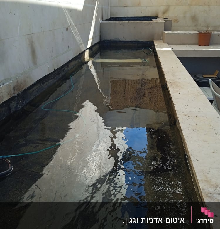 בריכת מים עם איטום בקצוות ובפינות